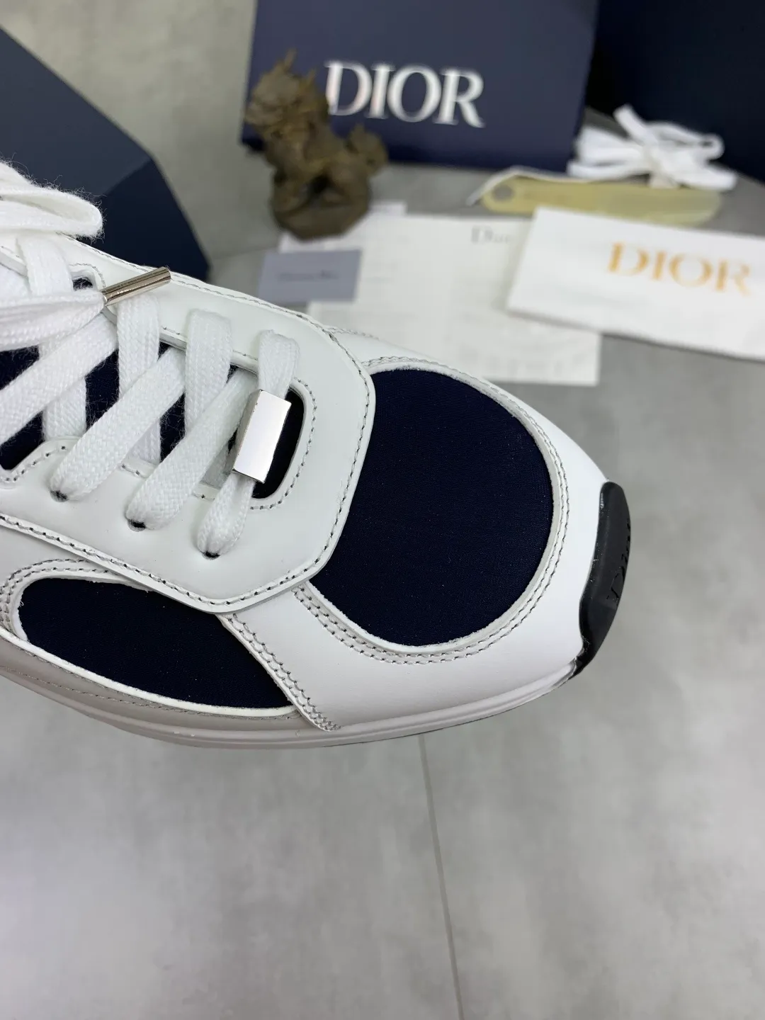 Men's shoes 💰P560 The new DIOR Dior sneakers are carefully made of black grained first-layer cowhide, embellished with the same color Dior Gravity embossed effect, which is exquisite and extraordinary. The interior is made of the same color sheep lining, which is soft and comfortable. Complete with original custom multi-color mohair wide laces and matte black-finished brass eyelets, the tonal rubber sole is embellished with the Oblique pattern, and the contrasting Dior 30 Avenue Montaigne logo on the rear tail adds style to the casual look. Size: 35-45 for men and women Color: 3️⃣ colors available